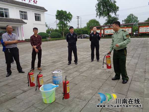 泸县玉蟾派出所 深入社区传授火灾逃生技巧(图2) 泸县玉蟾派出所 深入社区传授火灾逃生技巧(图2)