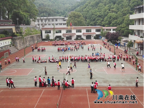 叙永两河中学举行学生篮球联赛(图2) 叙永两河中学举行学生篮球联赛(图2)