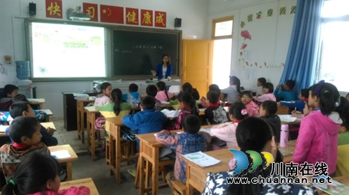 纳溪:天仙镇小学数学课堂“接地气”(图1) 纳溪:天仙镇小学数学课堂“接地气”(图1)