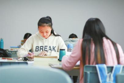 内江英语女学霸为靠近爱情 每天学习16个小时(图3) 内江英语女学霸为靠近爱情 每天学习16个小时(图3)