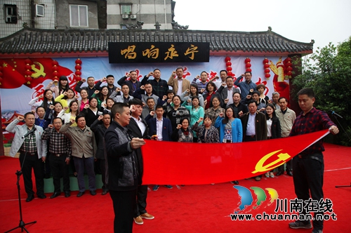 纳溪区：重温入党誓词践行“两学一做”(图2)