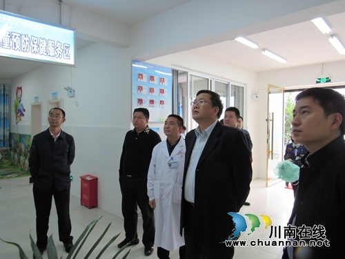 叙永县委书记陈景强调研水潦乡精准脱贫工作(图1)