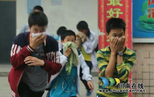 叙永江门中学：消防演练“千人大逃生”(图1)