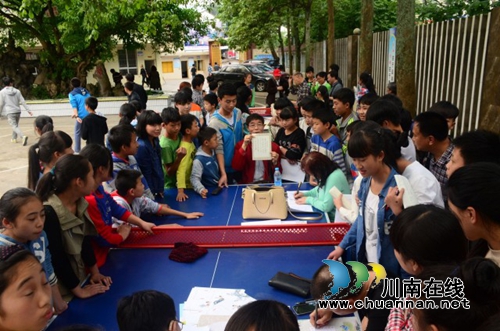 传承书法国粹 叙永县开展送书法进校园活动(图4) 传承书法国粹 叙永县开展送书法进校园活动(图4)