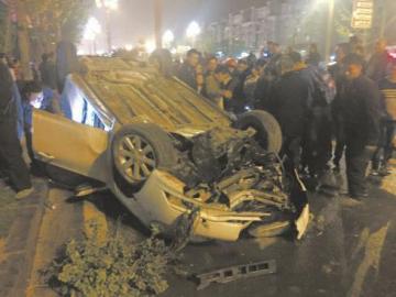 内江：女司机油门踩成刹车&nbsp;一车人倒扣车底(图1)