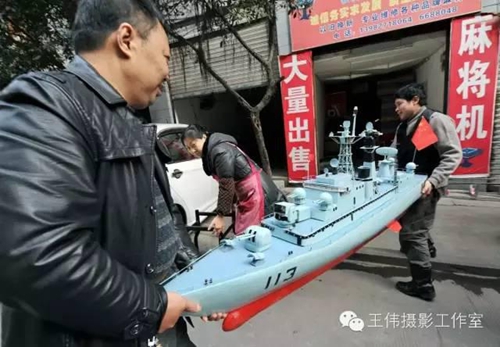 泸州最牛麻将机老板&nbsp;造出导弹驱逐舰射导弹！(图6)