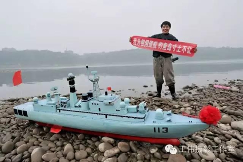 泸州最牛麻将机老板&nbsp;造出导弹驱逐舰射导弹！(图8)