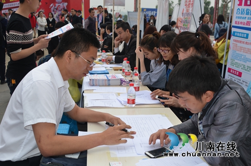 泸州市总工会举行2016年春季招聘会(图2) 泸州市总工会举行2016年春季招聘会(图2)
