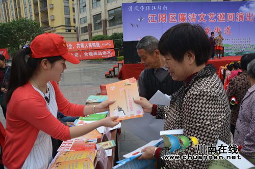 泰安街道:集中开展“四月法治宣传月”活动(图2) 泰安街道:集中开展“四月法治宣传月”活动(图2)