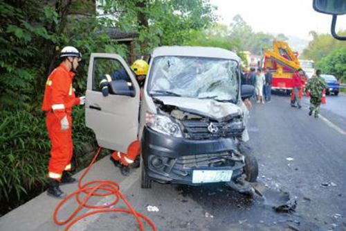 宜宾:大货与面包车路上相“吻” 司机“受罪”(图1) 宜宾:大货与面包车路上相“吻” 司机“受罪”(图1)