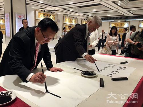 22国使节寻美中国 赴四川宜宾品白酒文化(图2) 22国使节寻美中国 赴四川宜宾品白酒文化(图2)