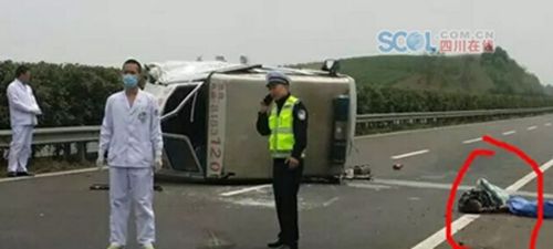 泸州一救护车高速侧翻 患者被甩出车外死亡(图2) 泸州一救护车高速侧翻 患者被甩出车外死亡(图2)