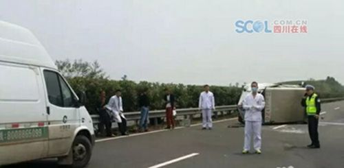 泸州一救护车高速侧翻 患者被甩出车外死亡(图1) 泸州一救护车高速侧翻 患者被甩出车外死亡(图1)