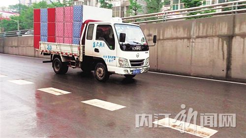内江:“牛”司机走错路 在立交桥上倒行百米!(图2) 内江:“牛”司机走错路 在立交桥上倒行百米!(图2)