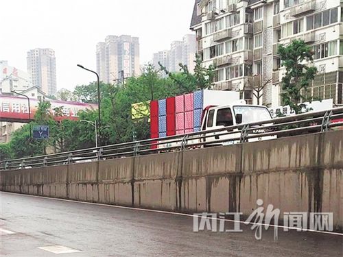 内江:“牛”司机走错路 在立交桥上倒行百米!(图1) 内江:“牛”司机走错路 在立交桥上倒行百米!(图1)
