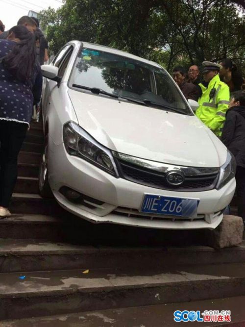 泸州一轿车“耍杂技” 冲下石梯“悬吊吊”(图1) 泸州一轿车“耍杂技” 冲下石梯“悬吊吊”(图1)