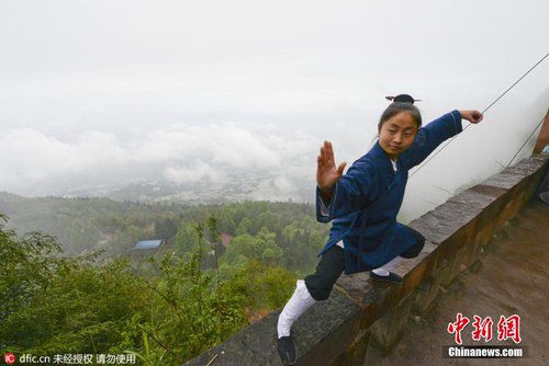 女大学生出家 成泸州唯一全真教龙门派90后道长(图1) 女大学生出家 成泸州唯一全真教龙门派90后道长(图1)
