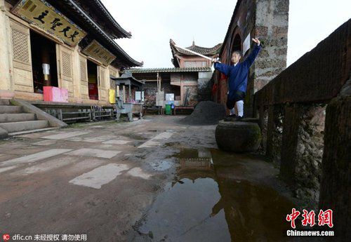 女大学生出家 成泸州唯一全真教龙门派90后道长(图2) 女大学生出家 成泸州唯一全真教龙门派90后道长(图2)