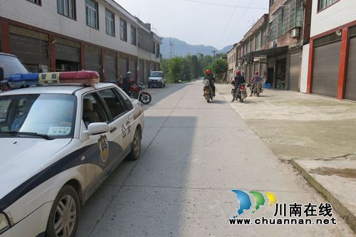 合江榕右:派出所组建摩托车巡逻队“镇”盗贼(图2) 合江榕右:派出所组建摩托车巡逻队“镇”盗贼(图2)