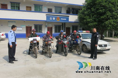 合江榕右:派出所组建摩托车巡逻队“镇”盗贼(图4) 合江榕右:派出所组建摩托车巡逻队“镇”盗贼(图4)
