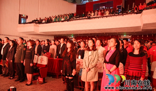 “五一”文艺汇演 唱出泸州劳动者的创新风采(图2) “五一”文艺汇演 唱出泸州劳动者的创新风采(图2)