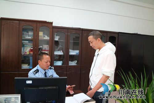 泸县:劫匪家属为求情 竟向警察塞“大红包”(图2) 泸县:劫匪家属为求情 竟向警察塞“大红包”(图2)