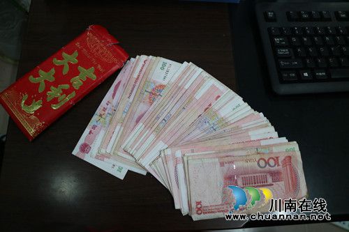 泸县:劫匪家属为求情 竟向警察塞“大红包”(图1) 泸县:劫匪家属为求情 竟向警察塞“大红包”(图1)