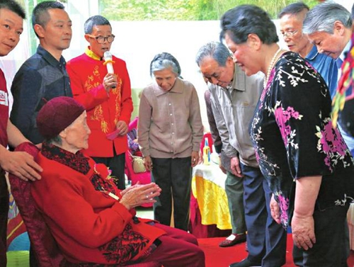跨越两个世纪!宜宾百岁老人喜迎生日(图1) 跨越两个世纪!宜宾百岁老人喜迎生日(图1)