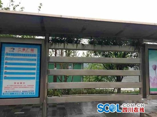 内江首座园林式公交站 不到2天绿植被盗空(图2) 内江首座园林式公交站 不到2天绿植被盗空(图2)