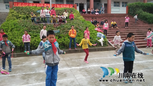 龙车鼓楼山小学：趣味运动会让学生收获快乐(图2)