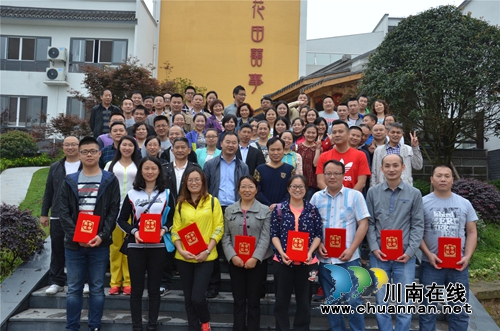 华阳街道：为“五一”先进工作者颁发荣誉证书(图1)