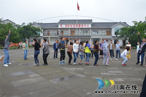 华阳街道：为“五一”先进工作者颁发荣誉证书(图2)