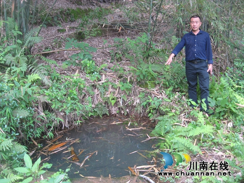 老人跌落枯井 泸州黄舣镇干部飞身跳井救人(图1) 老人跌落枯井 泸州黄舣镇干部飞身跳井救人(图1)