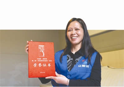 4年送7万份快件&nbsp;宜宾妹子入选最美快递员50强(图2)
