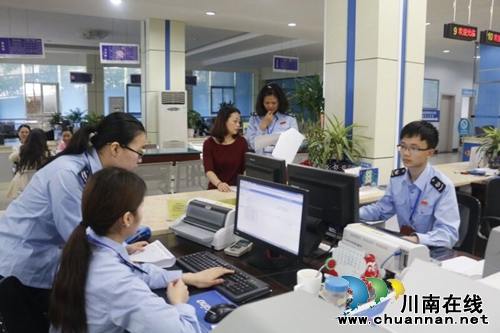 泸州江阳区国税局成功办理首笔“营改增”业务(图2)