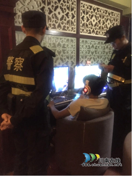 深夜盘查近百人&nbsp;泸县巡防维护网吧治安秩序(图1)