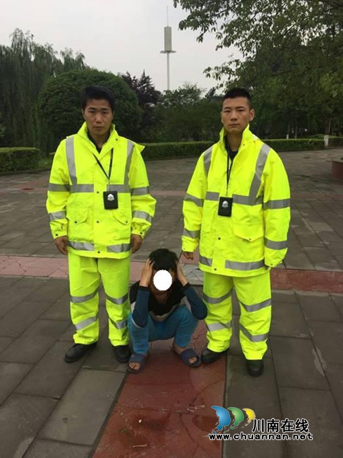 泸县民警设卡盘查&nbsp;一名惯偷当场被“卡”住(图1)