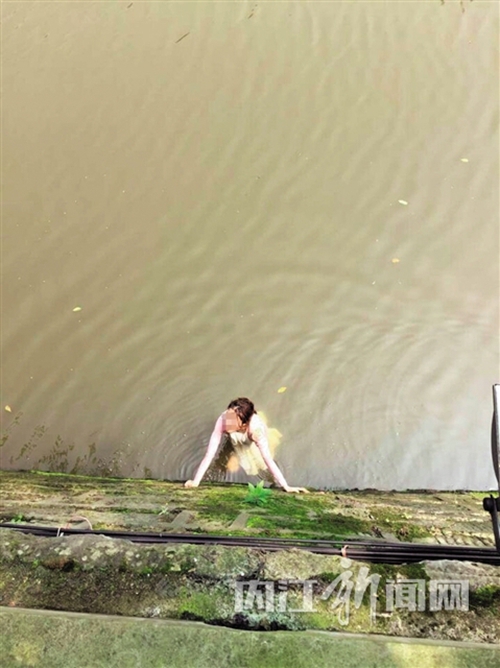 与父母吵架后大清早喝酒 隆昌一女子持刀跳河(图1) 与父母吵架后大清早喝酒 隆昌一女子持刀跳河(图1)