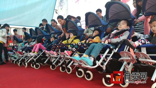 自贡首届慈善峰会召开 15名脑瘫儿童获赠轮椅(图1) 自贡首届慈善峰会召开 15名脑瘫儿童获赠轮椅(图1)