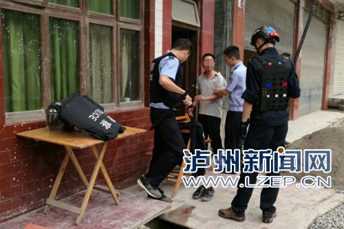 泸州男挣钱有“高招” 假扮交警坐村口罚外地车(图1) 泸州男挣钱有“高招” 假扮交警坐村口罚外地车(图1)