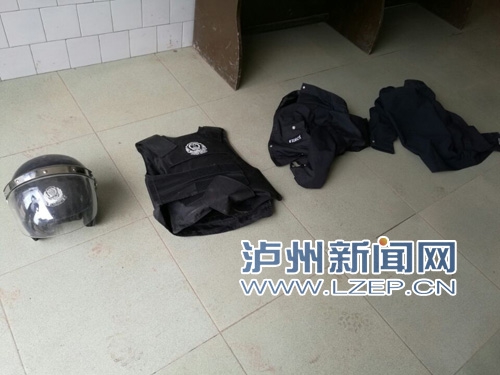 泸州男挣钱有“高招” 假扮交警坐村口罚外地车(图2) 泸州男挣钱有“高招” 假扮交警坐村口罚外地车(图2)