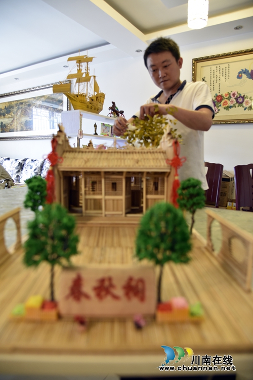 叙永“牛”小伙再造巨作!4万根竹签嵌出春秋祠(图1) 叙永“牛”小伙再造巨作!4万根竹签嵌出春秋祠(图1)