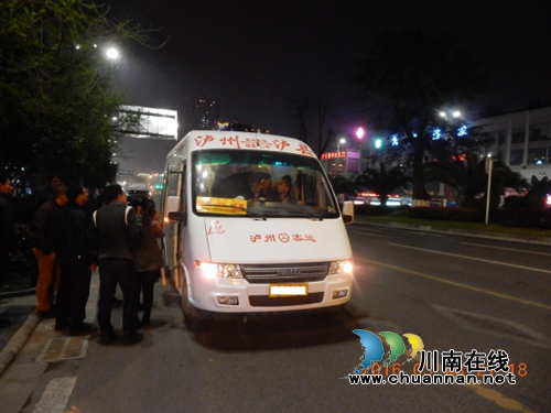 找客车“外卖”毒品&nbsp;泸州一女毒贩被逮现行(图1)