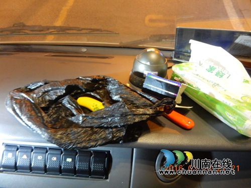 找客车“外卖”毒品&nbsp;泸州一女毒贩被逮现行(图3)