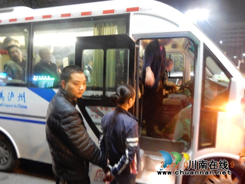 找客车“外卖”毒品&nbsp;泸州一女毒贩被逮现行(图2)