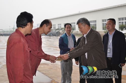 泸州市委常委、市总工会主席刘云慰问劳模代表(图2) 泸州市委常委、市总工会主席刘云慰问劳模代表(图2)
