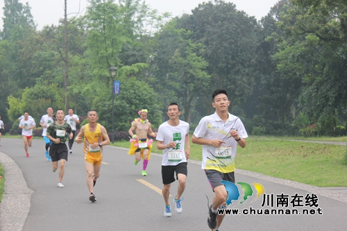 张坝7公里迷你跑 上千跑友赛出沸腾的青春(图3) 张坝7公里迷你跑 上千跑友赛出沸腾的青春(图3)