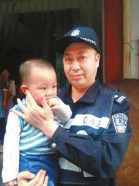 内江:“捡”个小娃娃 警察当起临时“奶爸”(图1) 内江:“捡”个小娃娃 警察当起临时“奶爸”(图1)