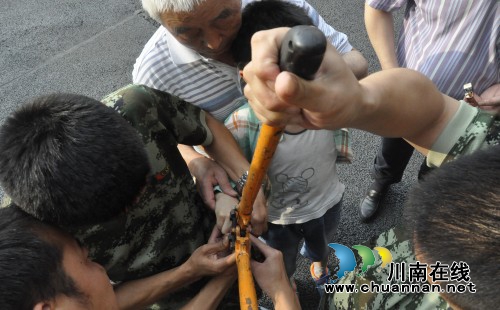 泸县男孩淘气玩戒指被“咬”&nbsp;应急队员“剪”救(图1)