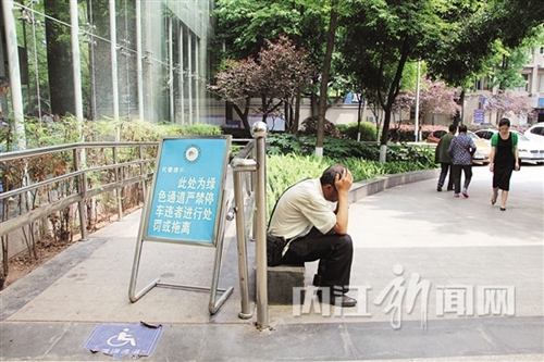 内江:“奔跑少年”病逝 父亲将善款回捐社会(图2) 内江:“奔跑少年”病逝 父亲将善款回捐社会(图2)
